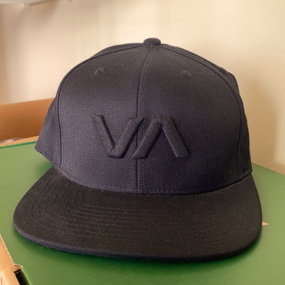 Solid black RVCA men’s SnapBack hat